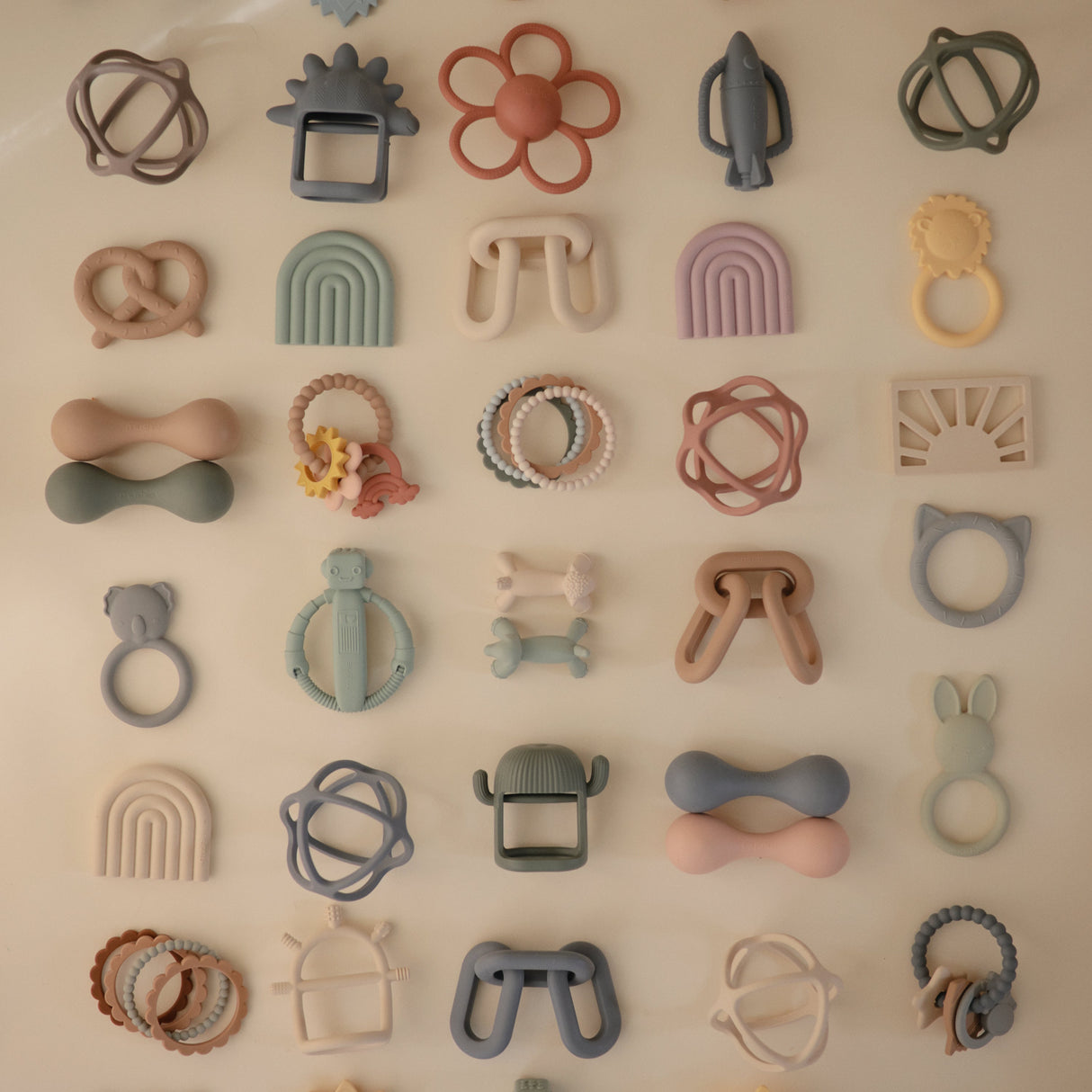 Daisy Rattle Teether - Soft Lilac - HoneyBug