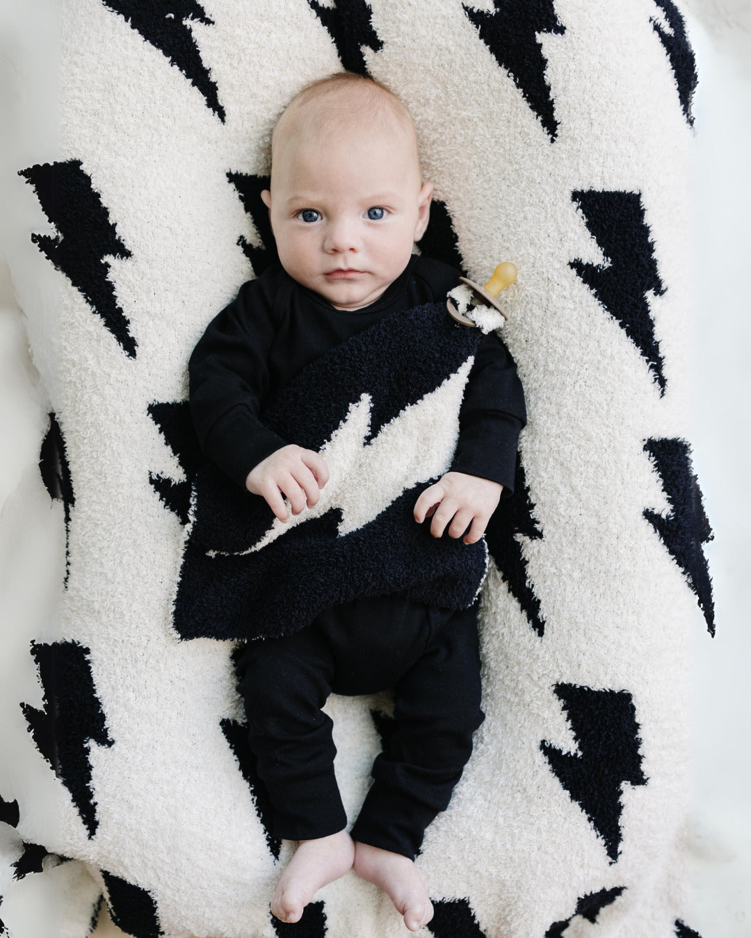 Lightning Bolt Fuzzy Blanket | Black - HoneyBug