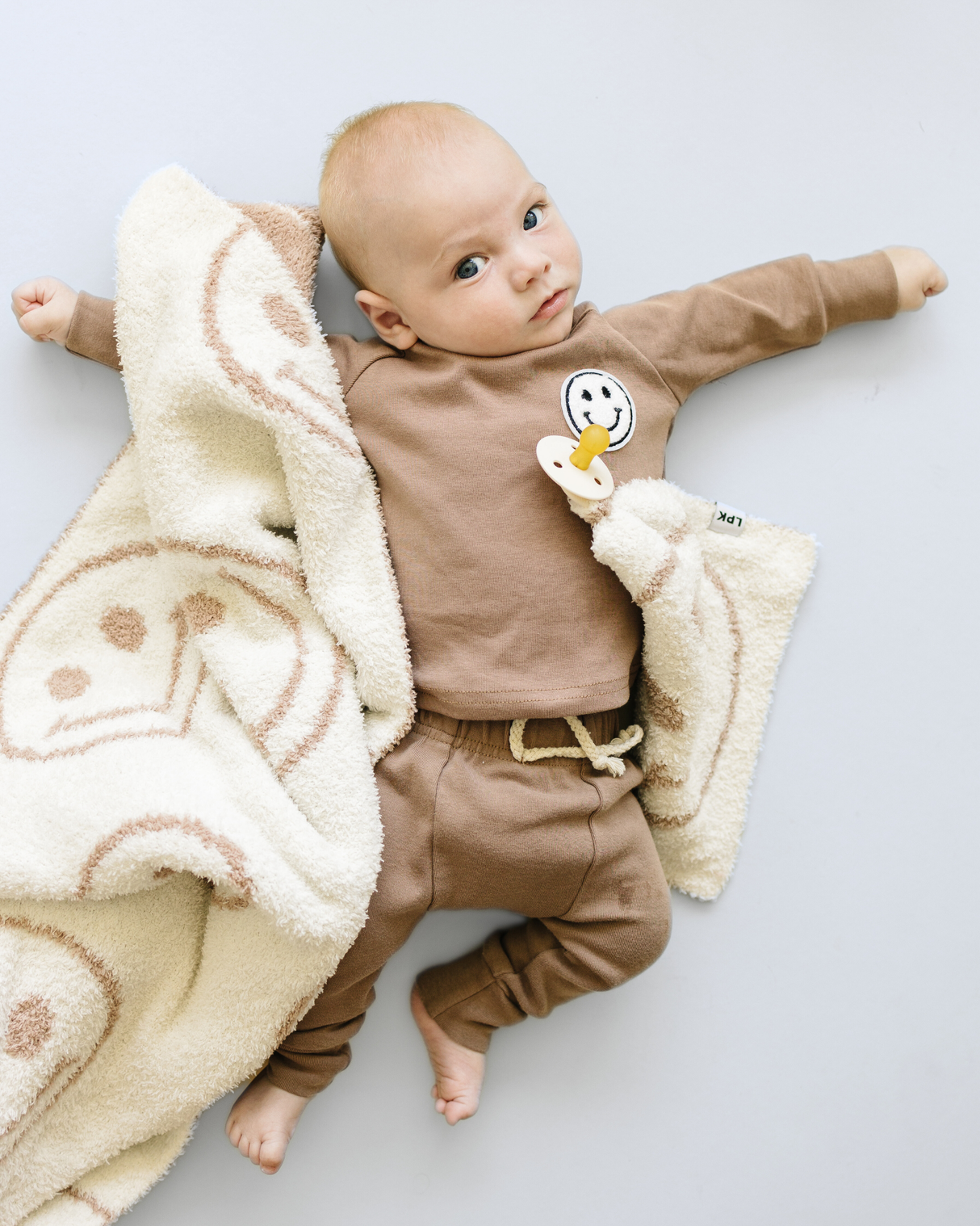 Smiley Fuzzy Blanket | Latte - HoneyBug