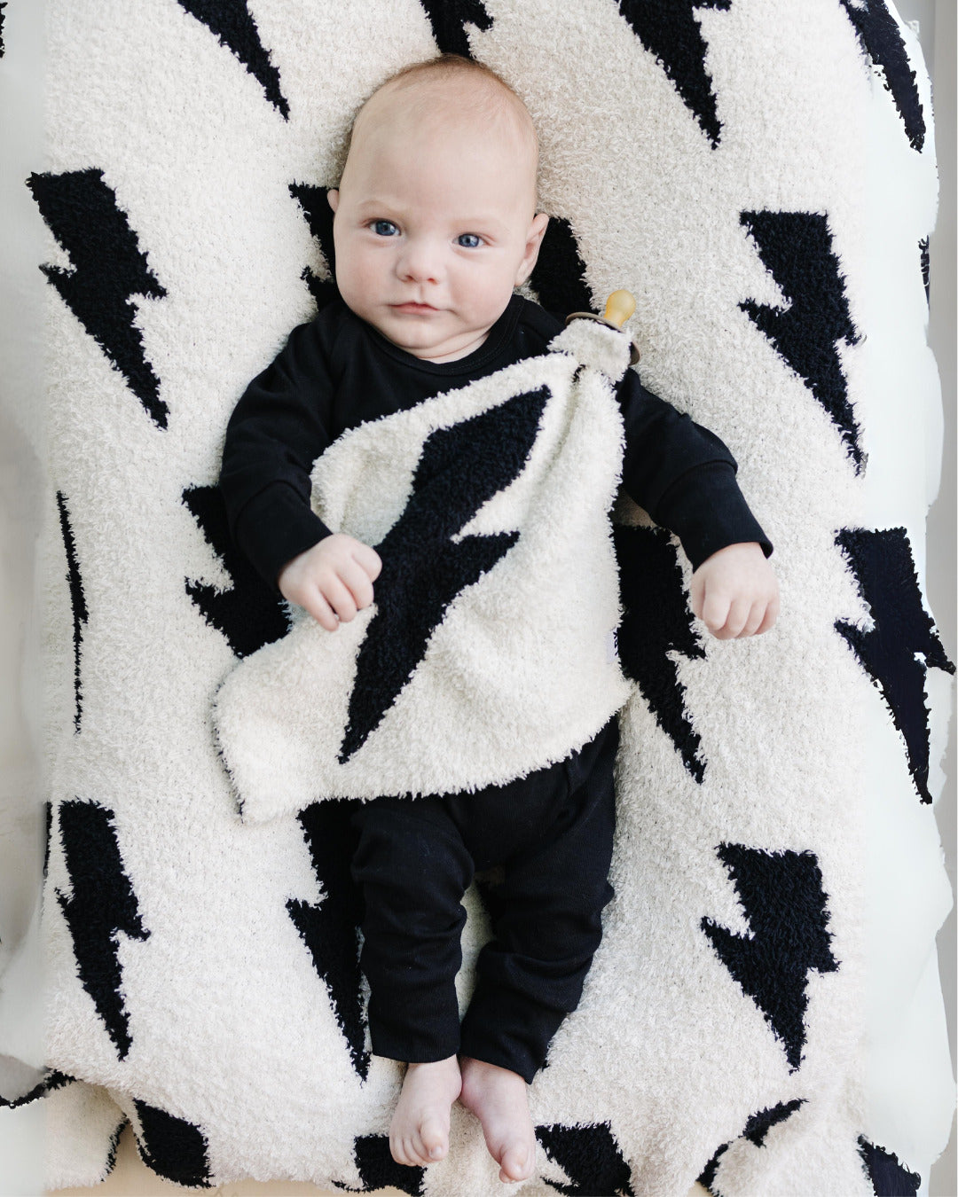 Lightning Bolt Fuzzy Blanket | Black - HoneyBug
