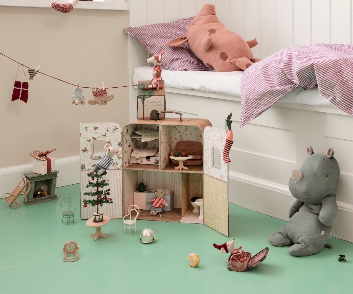 Christmas mouse, Baby in suitcase - HoneyBug