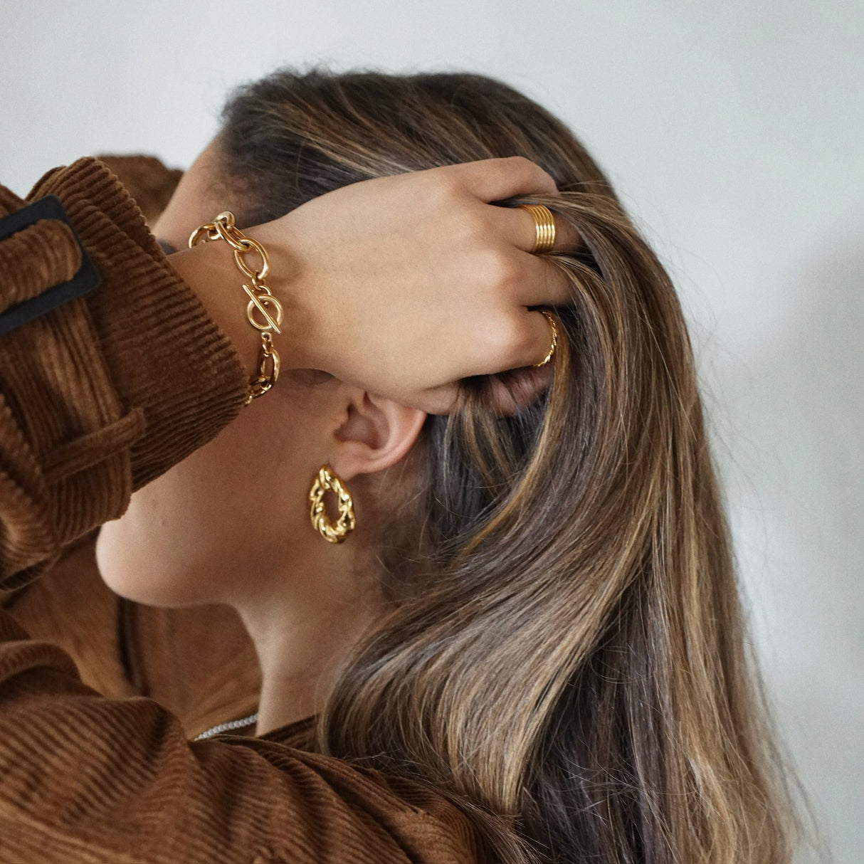 Colter Twist Knocker Earring - HoneyBug