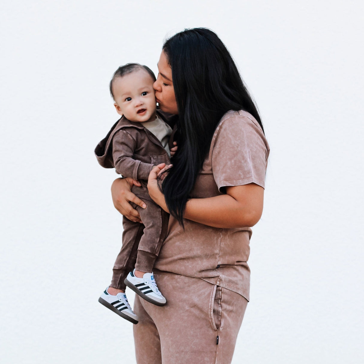 MAMA V-NECK- Bark Snow Wash - HoneyBug