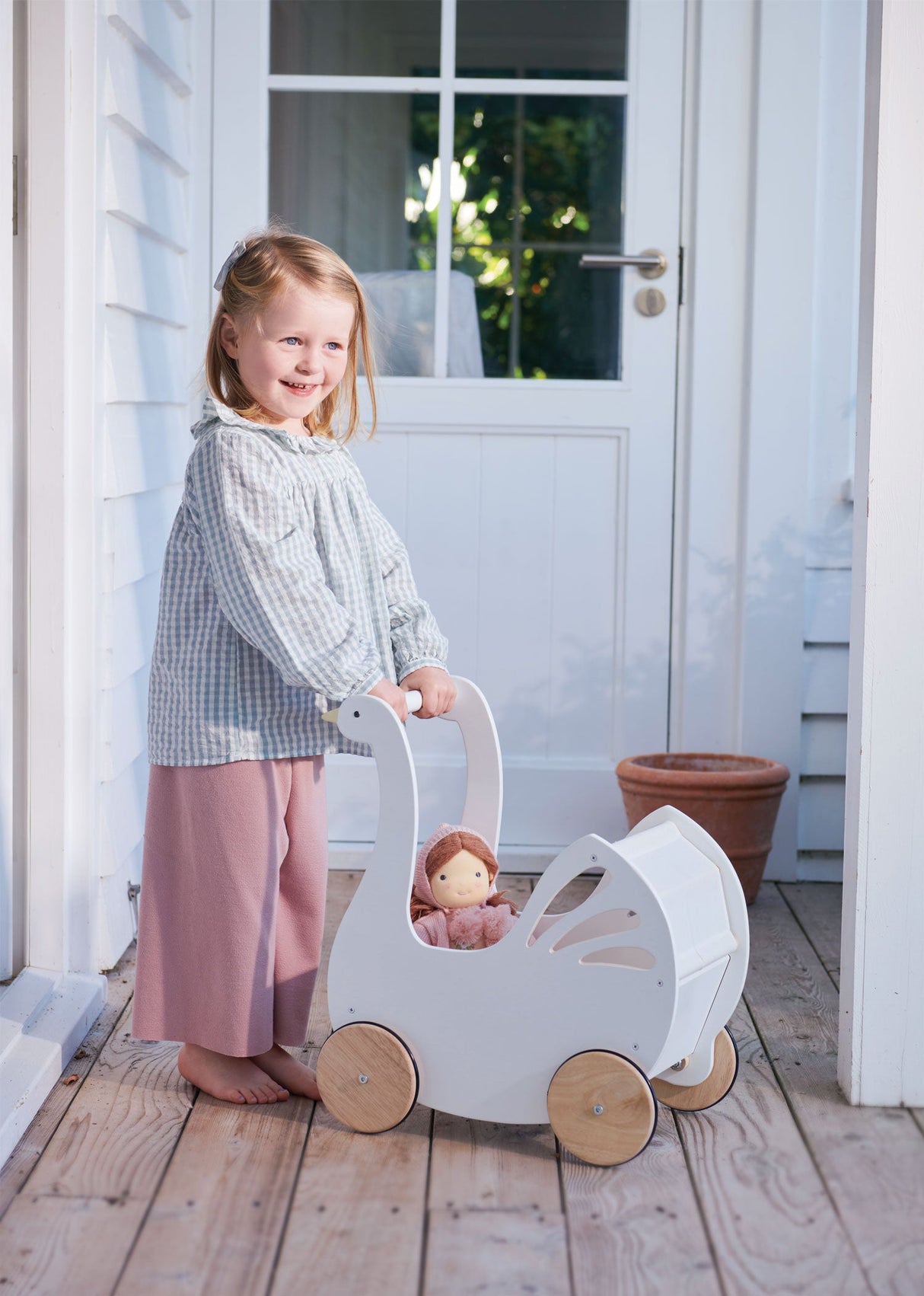 Sweet Swan Pram - HoneyBug
