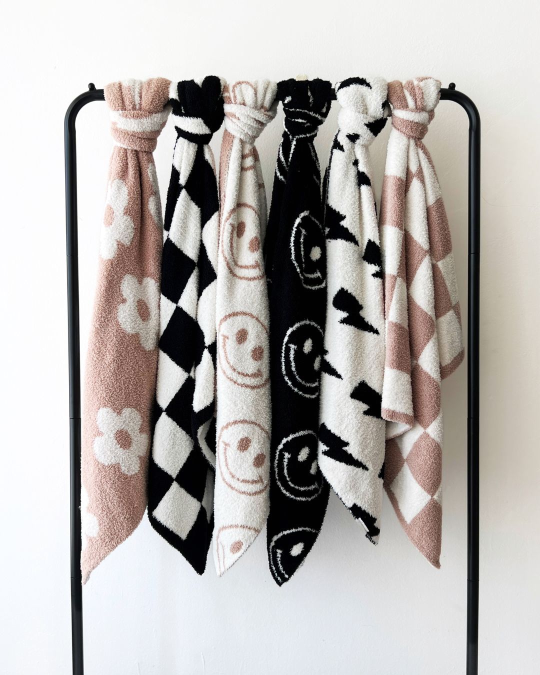 Checkered Plush Blanket | Black - HoneyBug