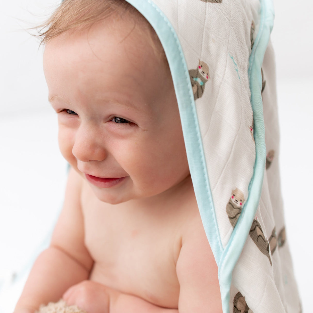 Otter Hooded Towel Set - HoneyBug