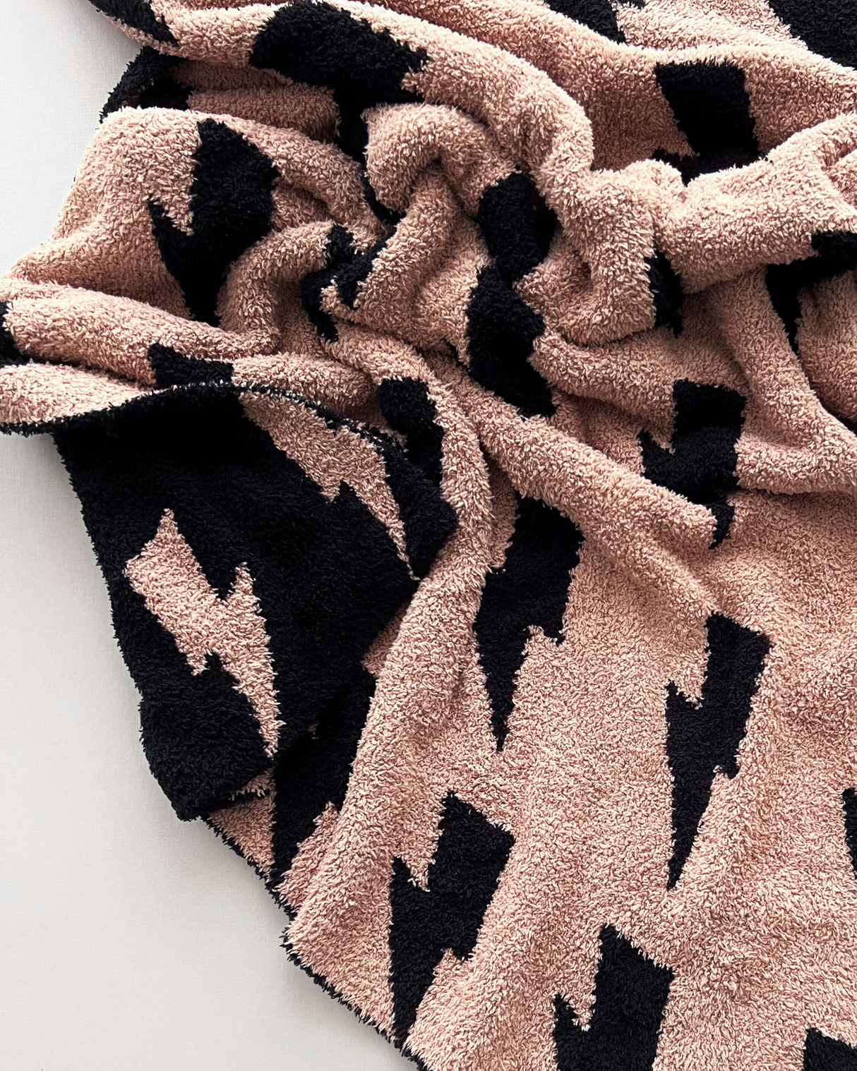Lightning Bolt Fuzzy Blanket | Mocha - HoneyBug 