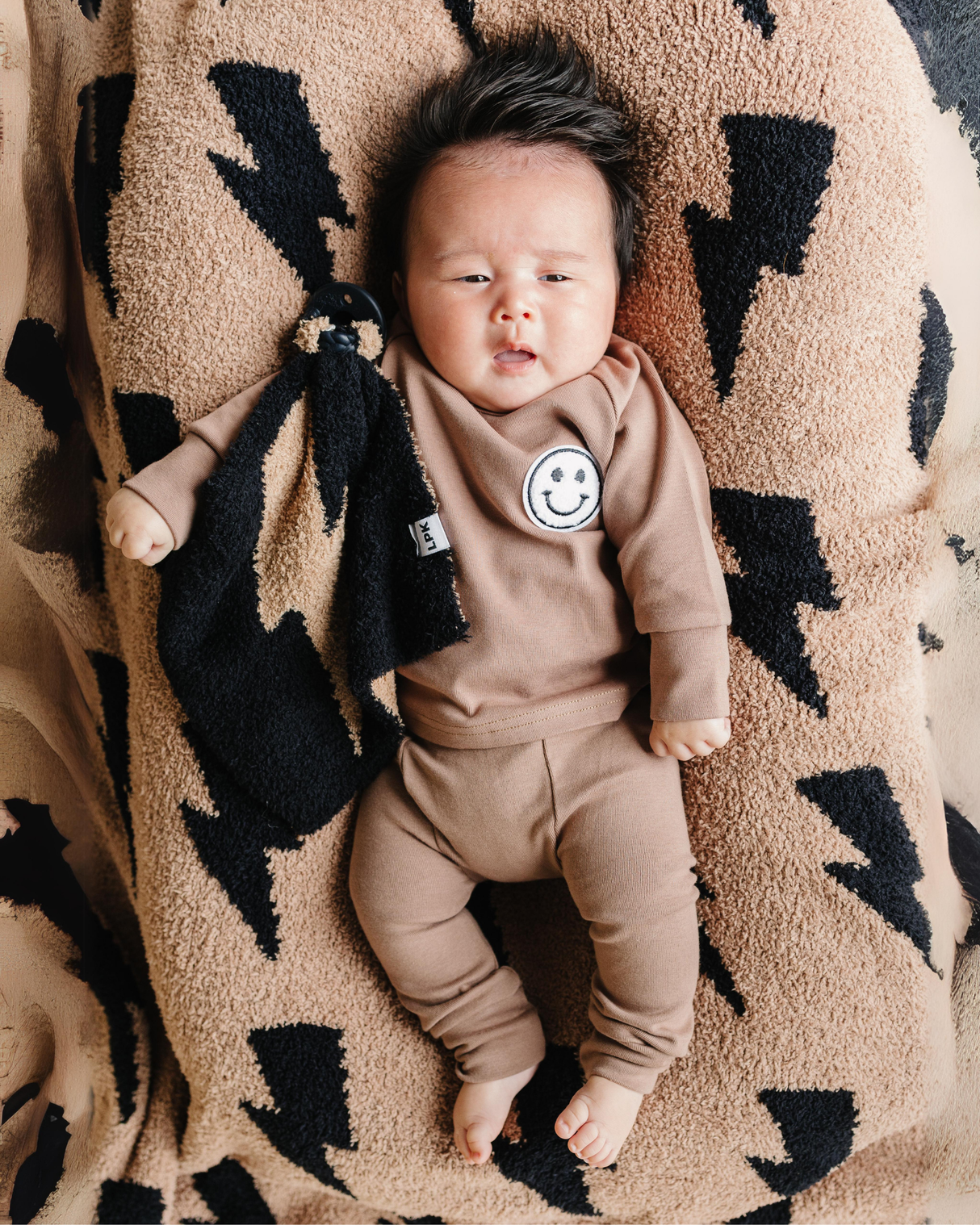 Lightning Bolt Fuzzy Blanket | Mocha - HoneyBug 