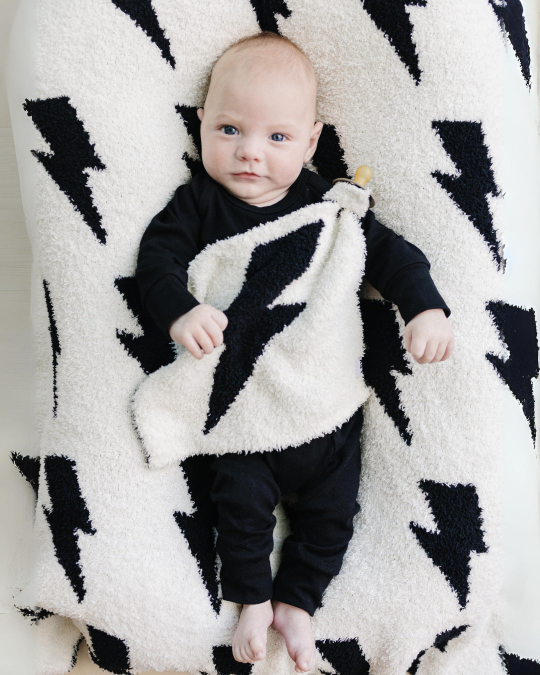 Lightning Bolt Fuzzy Blanket | Black - HoneyBug 